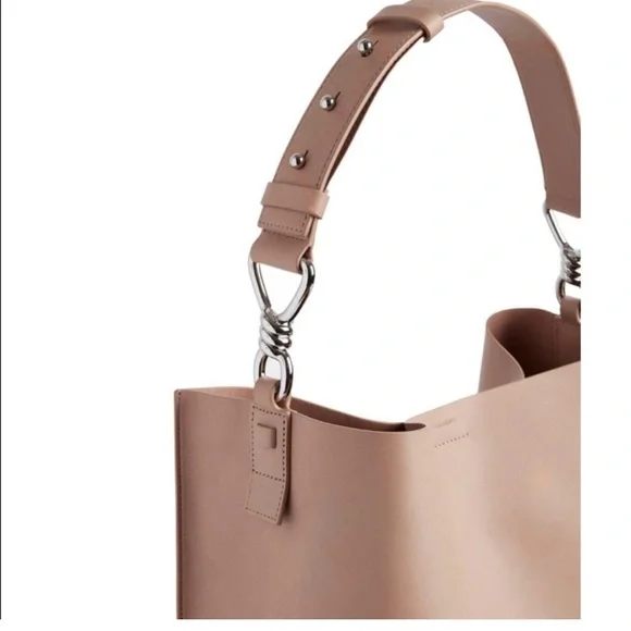 ALLSAINTS CAPTAIN LEATHER NORTH TOTE

SOUTH USED A FEW TIMES JUST LIKE BRAND NEW - Picture 3 of 11